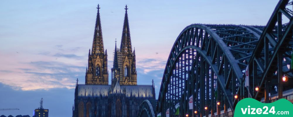 Köln Katedrali ve Ren Nehri Manzarası