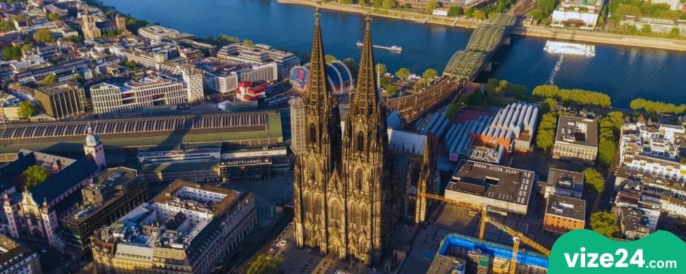 Köln Katedrali ve Ren Nehri manzarası
