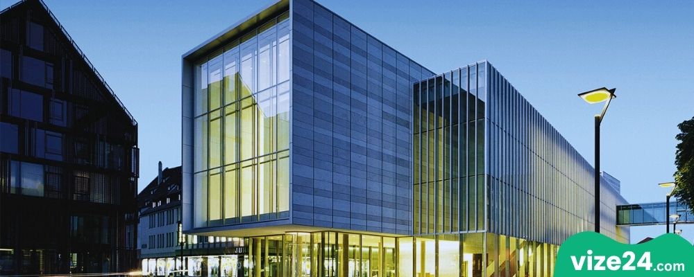 Kunsthalle Weishaupt Ulm modern sanat galerisi ve bina cephesi