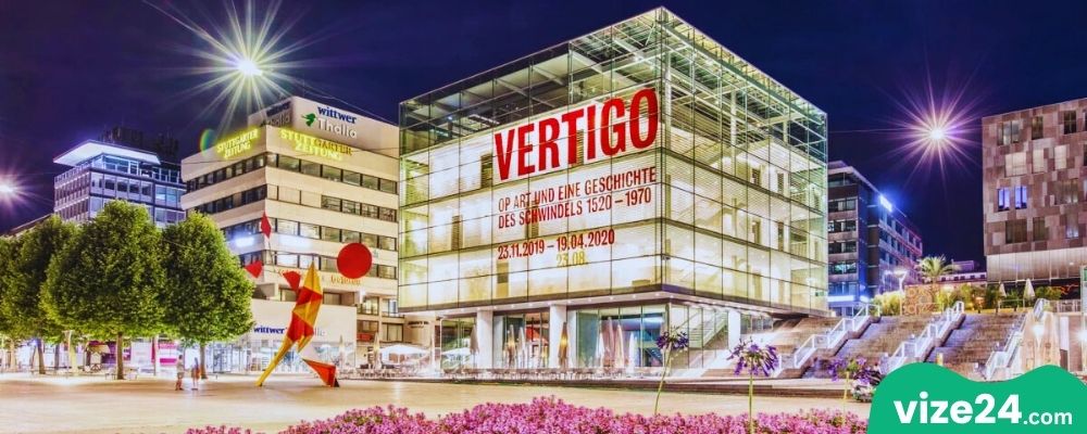 Kunstmuseum Stuttgart cam küp binası ve modern sanat sergisi