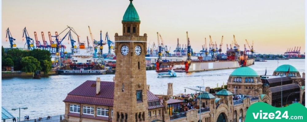 Landungsbrücken Hamburg limanı ve tekneler