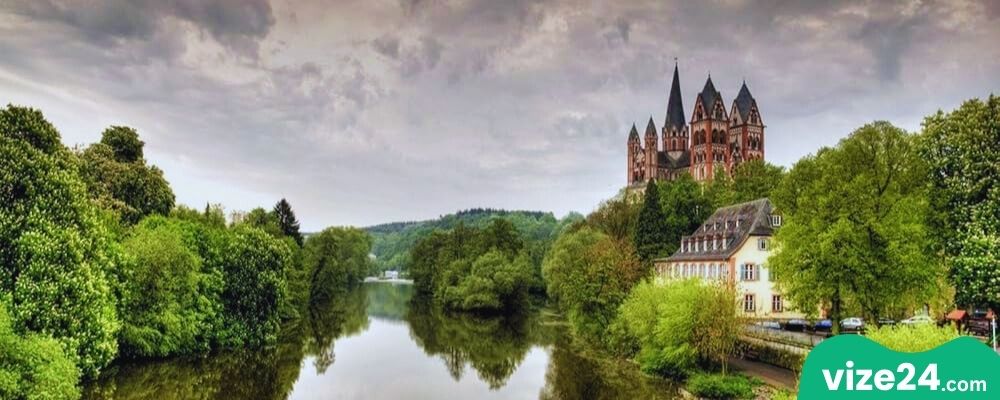 Limburg katedrali ve ahşap evlerle çevrili sokaklar