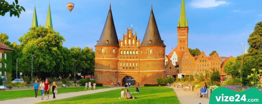 Lübeck Holstentor kapısı ve tarihi şehir merkezi