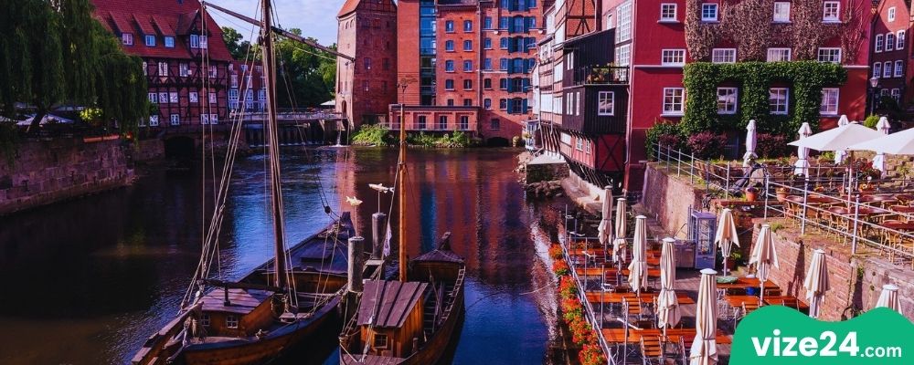 Lüneburg kırmızı tuğla evler ve pazar meydanı