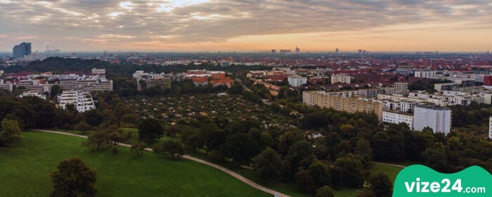 Münih Luitpoldpark tepesi ve şehir manzarası