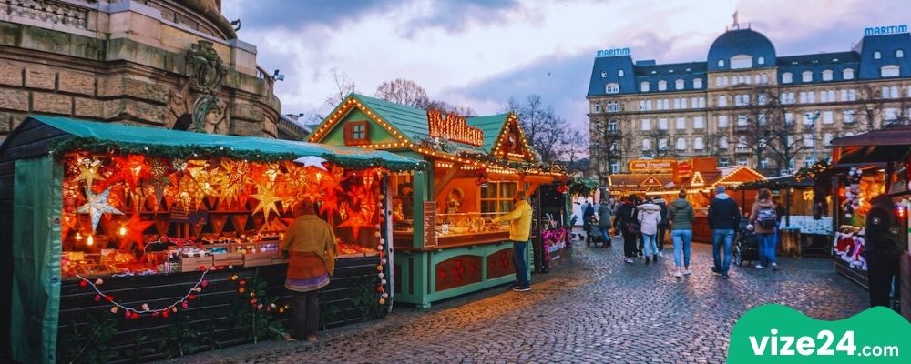 Mannheim Weihnachtsmarkt noel pazarı ışıklı stantlar ve kalabalık meydan