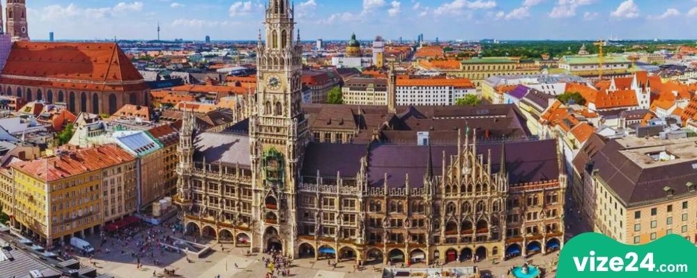 Münih Marienplatz Meydanı ve Yeni Belediye Binası