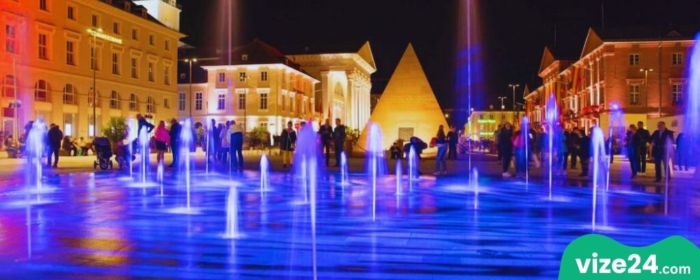 Marktplatz Karlsruhe meydanı ve Piramide Karlsruhe anıtı