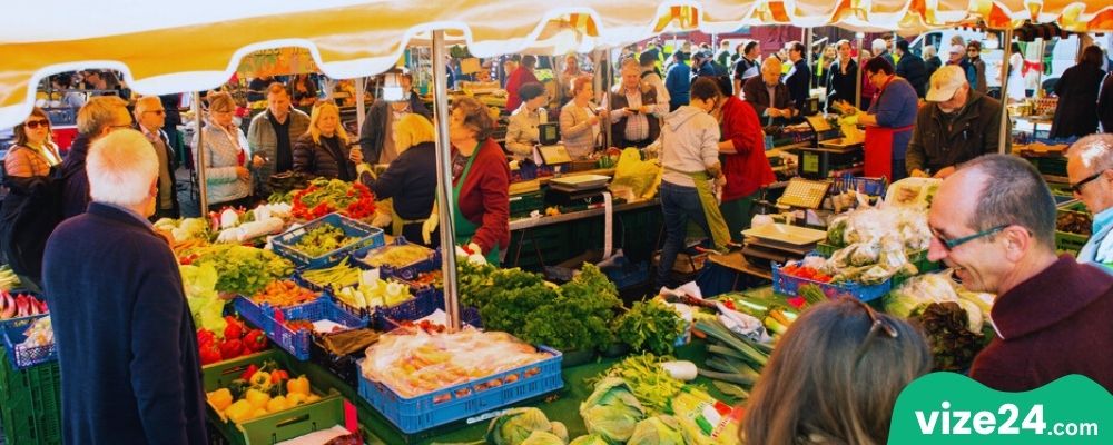 Mannheim Marktplatz pazarı taze ürün tezgahları