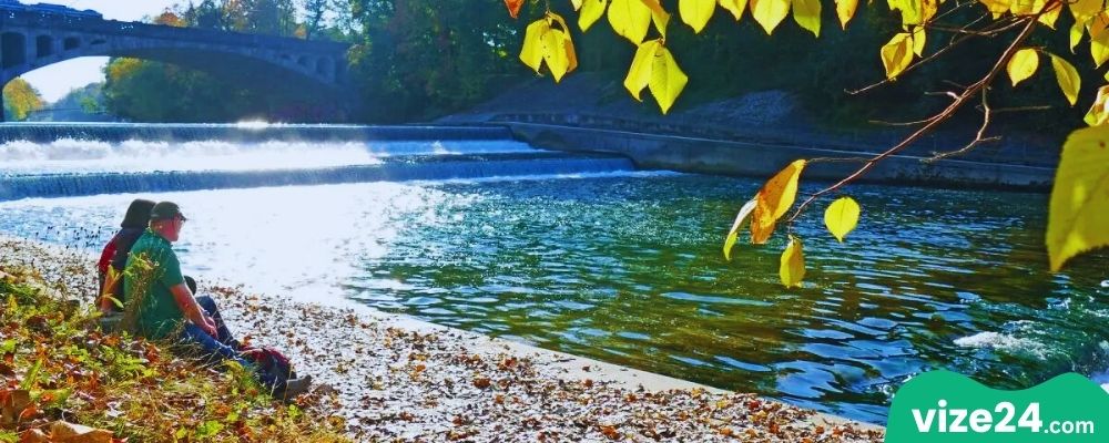 Münih Maximiliansanlagen parkı ve Isar Nehri