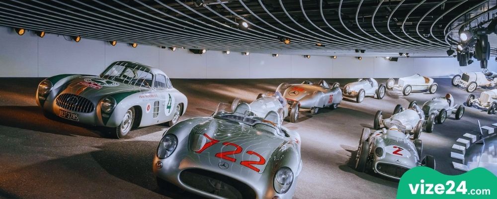 Mercedes-Benz Museum Stuttgart modern mimarisi ve sergi alanı