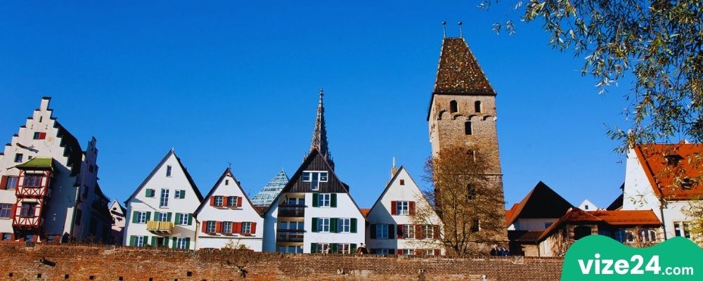 Metzgerturm Ulm eğik kule ve Tuna Nehri kıyısı