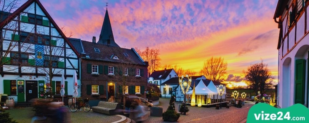 Monheim am Rhein Nehir kenarı yürüyüş yolu