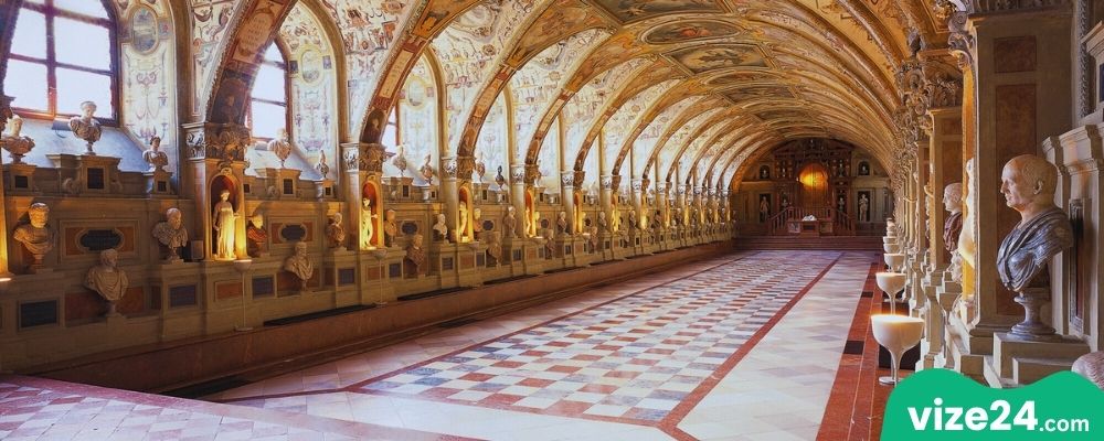 Münih Residenz Sarayı iç avlusu ve müze salonları