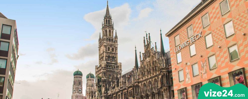 Munih Marienplatz Meydanı ve Yeni Belediye Binası