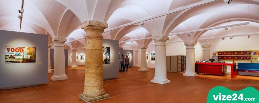 Museum Ulm tarih müzesi sergi salonu ve Löwenmensch heykeli