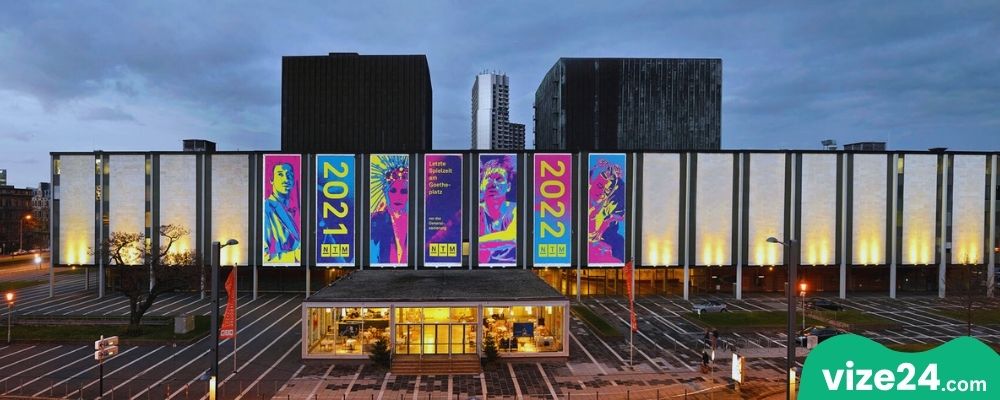 Nationaltheater Mannheim opera binası ve sahne salonu