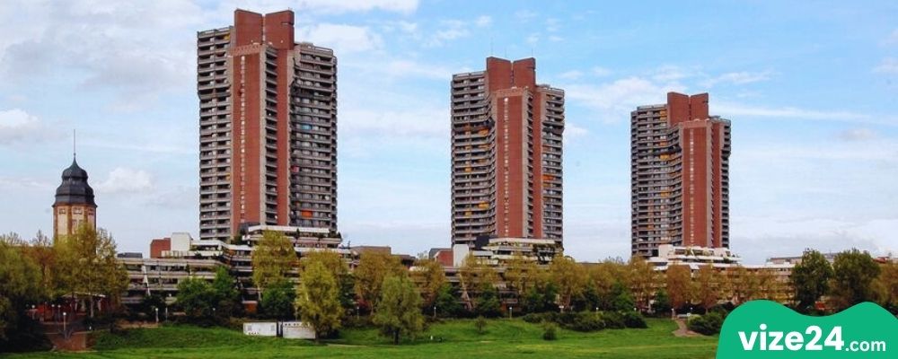 Neckar Promenade Mannheim nehir kenarı yürüyüş yolu ve şehir manzarası