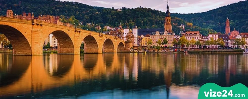 Heidelberg Neckar nehri ve tekne turu manzarası