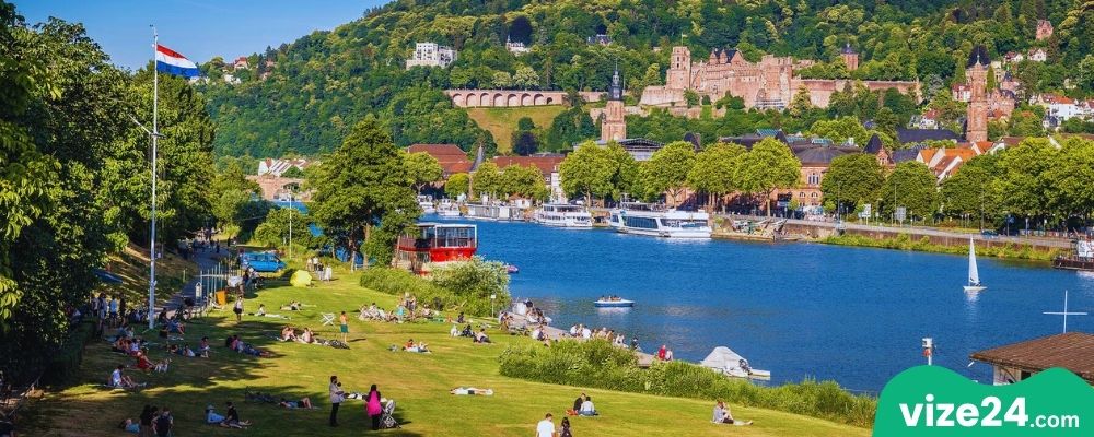 Neckarwiese Heidelberg parkı ve nehir kenarı piknik alanı