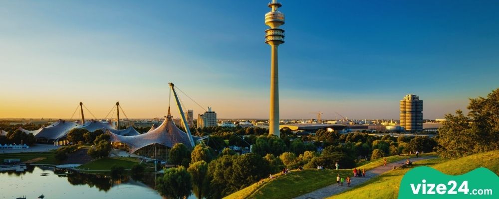 Münih Olympiapark gölü ve tepesi manzarası