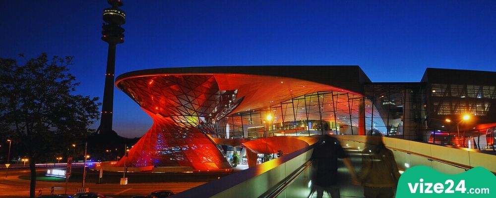 BMW Welt ve Olympiaturm manzarası Münih