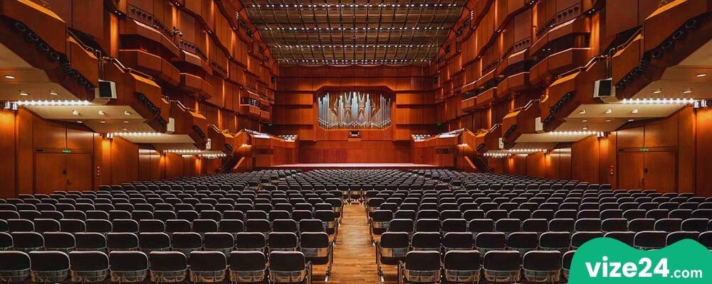 Oper Frankfurt sahne ve izleyici salonu