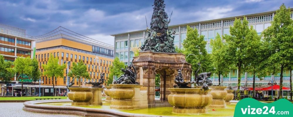 Paradeplatz Mannheim şehir meydanı ve çeşme manzarası