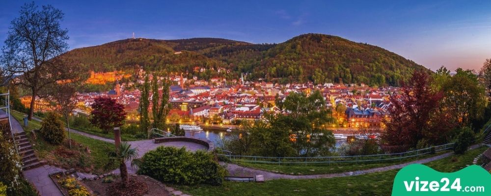 Heidelberg Philosophenweg yürüyüş yolu ve şehir manzarası