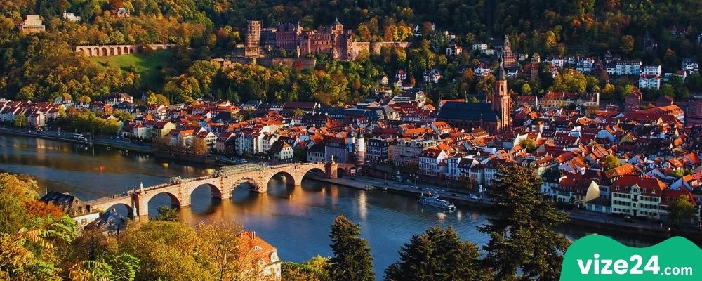 Philosophenweg Heidelberg yürüyüş yolu ve Heidelberg kale manzarası