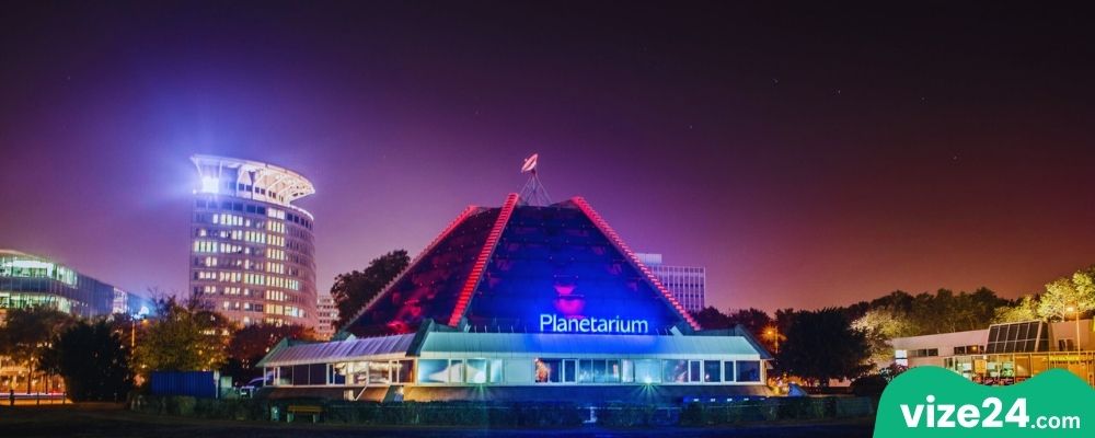 Planetarium Mannheim kubbesi ve yıldız gösterisi salonu