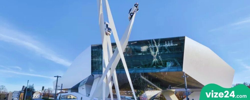 Porsche Museum Stuttgart binası ve sergilenen klasik otomobiller