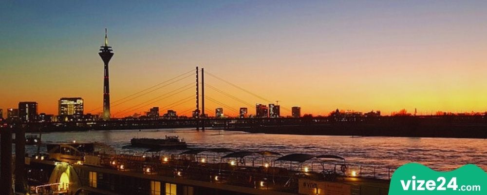 Rheinuferpromenade gün batımı Düsseldorf
