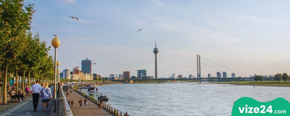 Düsseldorf Ren Nehri yürüyüş yolu