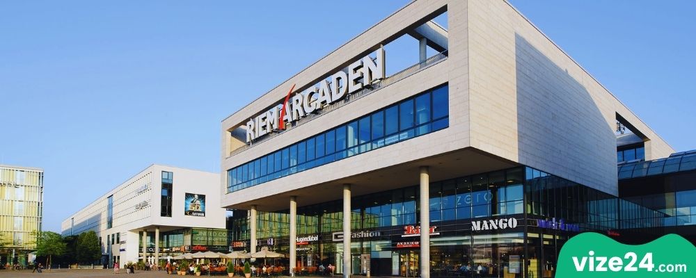 Münih Riem Arcaden alışveriş merkezi dış cephesi