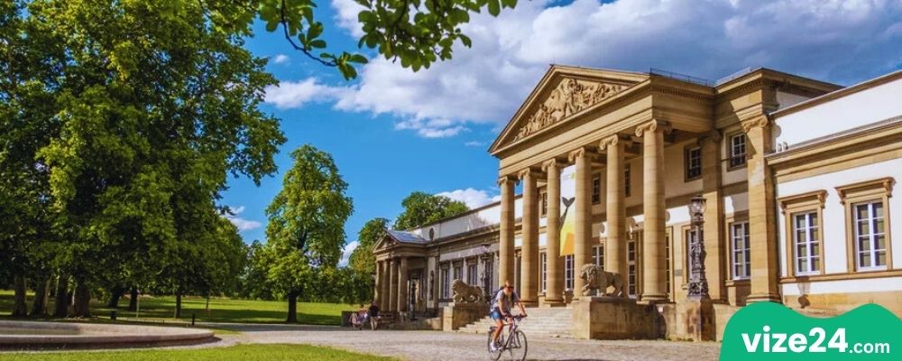 Rosensteinpark Stuttgart yeşil doğa ve gölet manzarası
