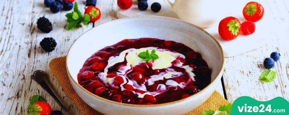 Rote Grütze kuzey Almanya tatlısı