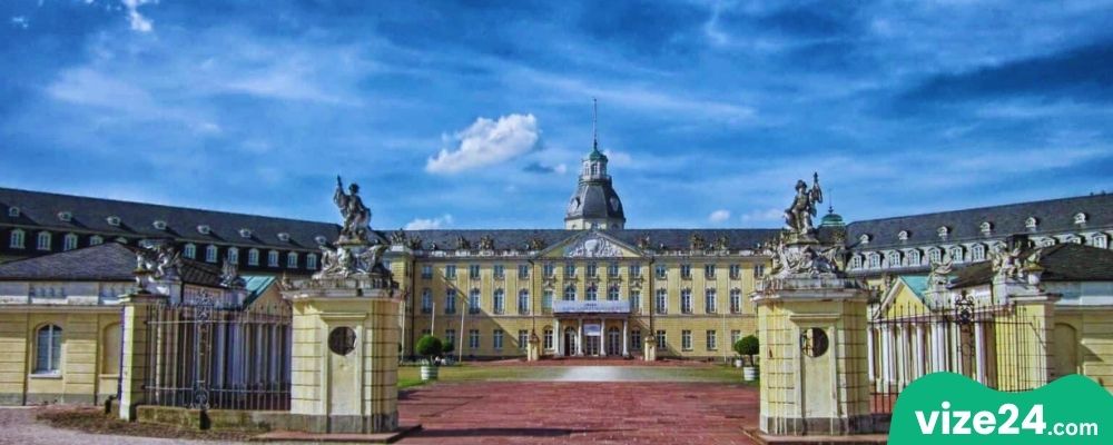 Karlsruhe Sarayı Schloss Karlsruhe tarihi yapı ve bahçesi