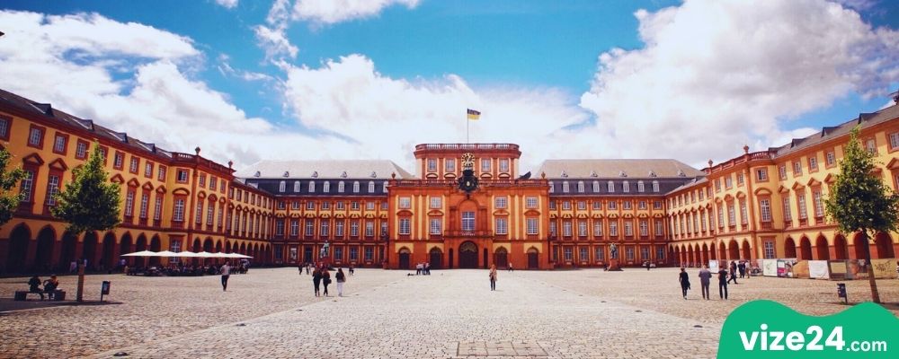 Schloss Mannheim barok sarayı ve üniversite binası