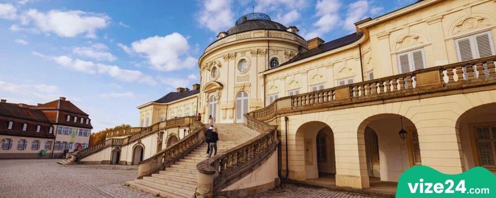 Schloss Solitude Stuttgart sarayı ve bahçe manzarası