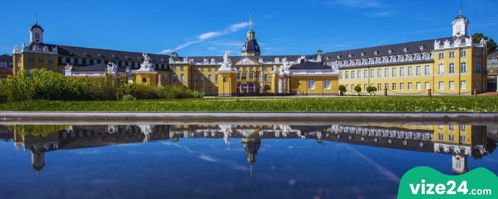 Schlossgarten Karlsruhe parkı saray arkasındaki yeşil alan ve gölet