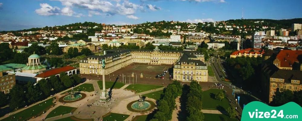 Schlossgarten Stuttgart parkı ve gölet manzarası