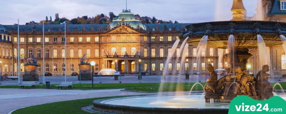 Schlossplatz Stuttgart meydanı ve Neues Schloss manzarası