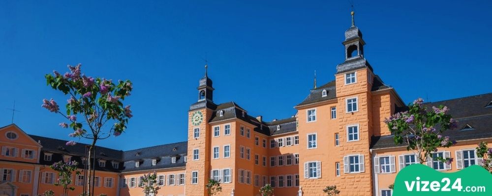 Schwetzingen Sarayı Heidelberg yakınları barok bahçe ve saray manzarası