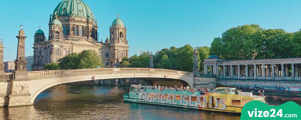 Spree Nehri tekne turu Berlin