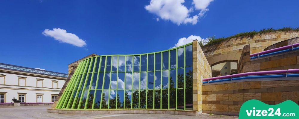 Staatsgalerie Stuttgart sanat müzesi ve modern mimarisi