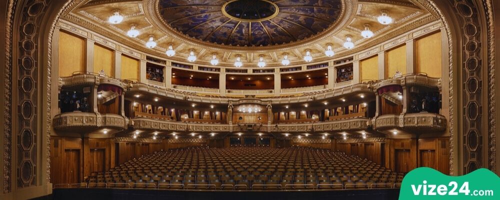 Staatsoper Stuttgart opera binası ve gece manzarası