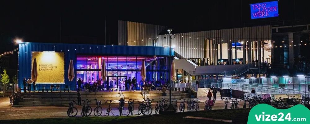Badisches Staatstheater Karlsruhe gece görünümü ve opera binası