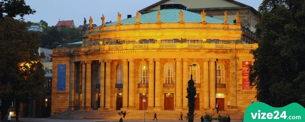 Staatstheater Stuttgart opera binası ve gece manzarası