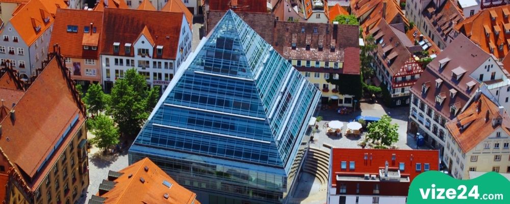 Stadtbibliothek Ulm modern kütüphane cam piramit bina ve okuma alanı